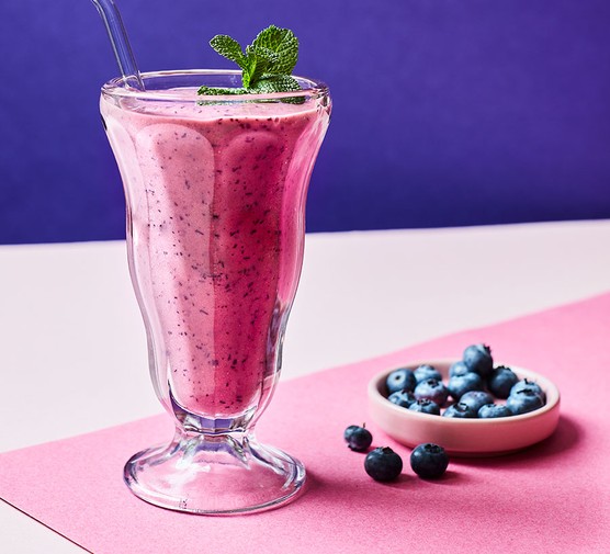 Best Drinks for a Gaming Party Berry Smoothie